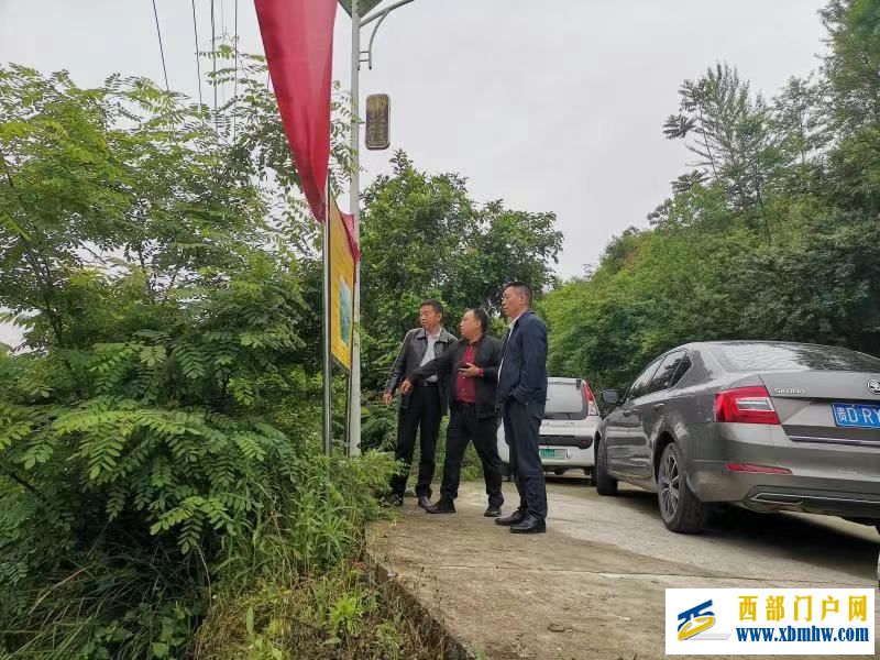 铜仁市委政研室邓仕雄率队赴市乡村振兴联系点开展政策宣讲帮扶工作(图1) 1.jpg