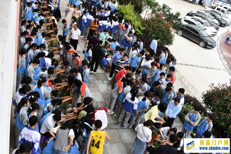 刀坝中学开展“粽香溢校园”端午节主题活动(图4) DSC_1555_954_636_39.jpg