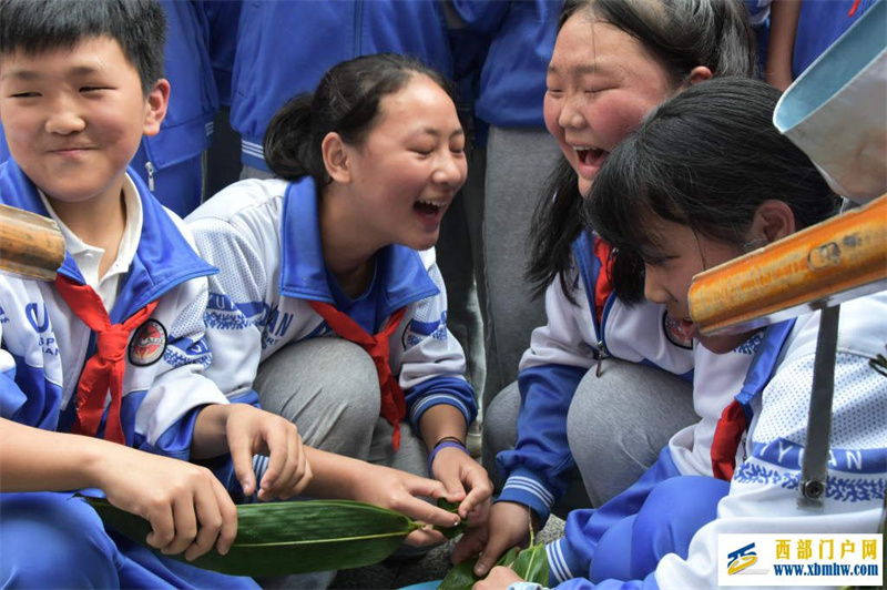 刀坝中学开展“粽香溢校园”端午节主题活动(图5) DSC_1562_1024_682_66.jpg