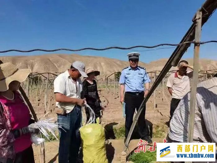 白银靖远交警田间地头话安全为农户系上“安全带”(图1) 白银靖远交警田间地头话安全为农户系上“安全带”(图1)
