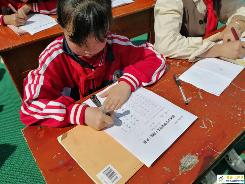 印江县农场小学举行学生现场硬笔书法比赛(图2) 赛场一角.jpg