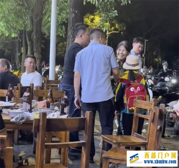 祖孙凌晨卖打火机,玉林两大哥全买下,网友:最凶的语气做最暖的事(图1) 祖孙凌晨卖打火机,玉林两大哥全买下,网友:最凶的语气做最暖的事(图1)