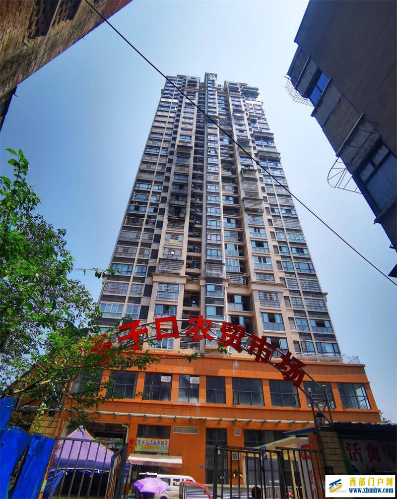 内江一商住楼9楼住户家中起火致4死,现场探访:疑为一家三代(图1) 内江一商住楼9楼住户家中起火致4死,现场探访:疑为一家三代(图1)