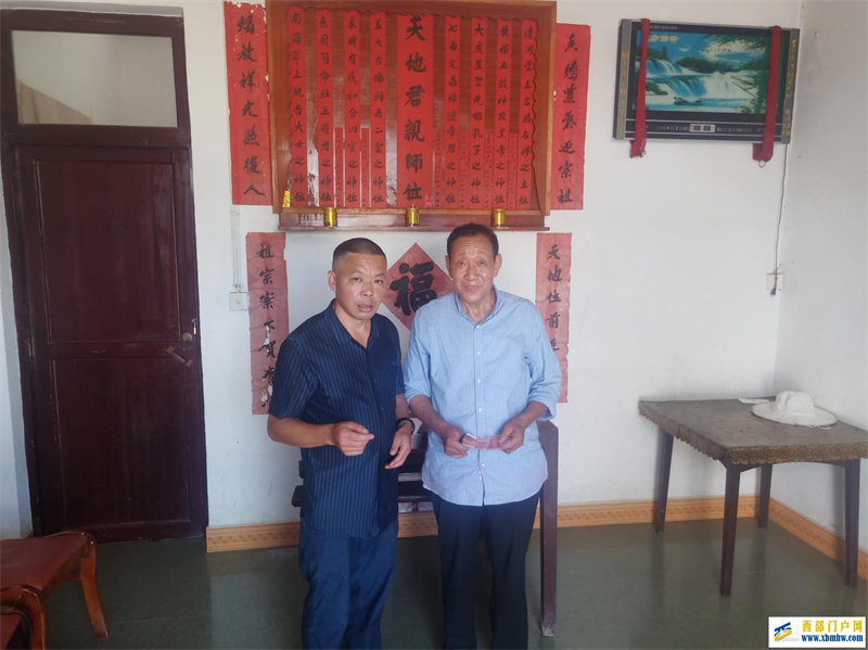 印江县农场小学党支部开展庆祝建党101周年系列活动(图6) 7.6慰问老党员张茂初.jpg