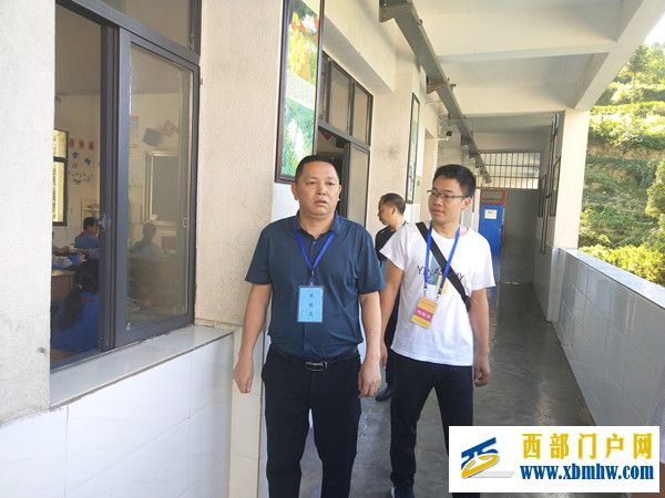 印江:刀坝镇学区办开展小学部教师专业能力素养测试(图2) 巡考_副本.jpg