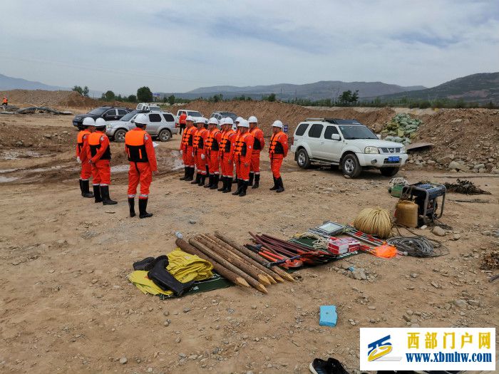 国家管网西部能源企业闻“汛”而动打出安全生产“组合拳”(图3) 基层作业区开展应急实战拉练,检验各环节的衔接熟练程度和各小组的应急反应。.jpg