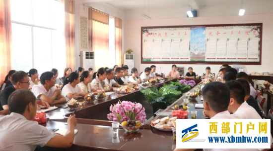 印江县实验小学开展外县籍教师座谈会(图2) 座谈会后.png