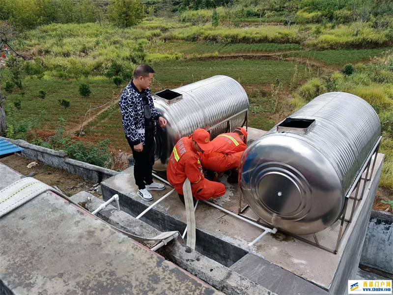 印江县消防支队紧急送水为师生解忧(图3) 往储水池注水.jpg