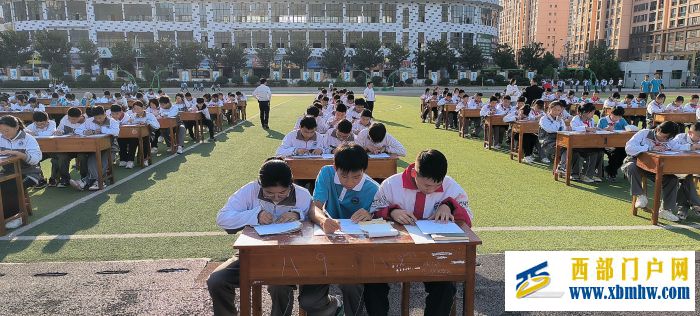 印江二中举行第三届“翰墨杯”数学闯关大赛(图3) 003.jpg