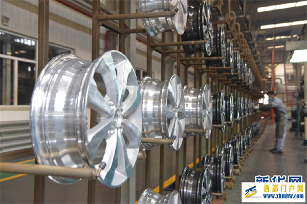 张锐代表:全力打造“两都” 重振包头雄风(图2) 张锐代表:全力打造“两都” 重振包头雄风(图2)