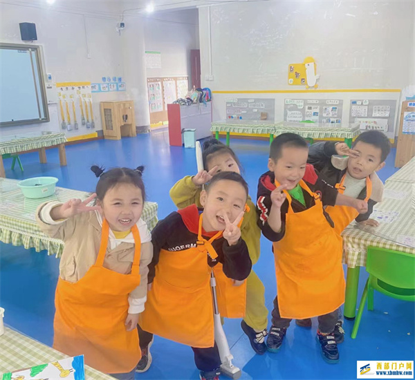 刀坝镇中心幼儿园“五一劳动节”主题教育活动(图3) 微信图片_20230428145729.jpg