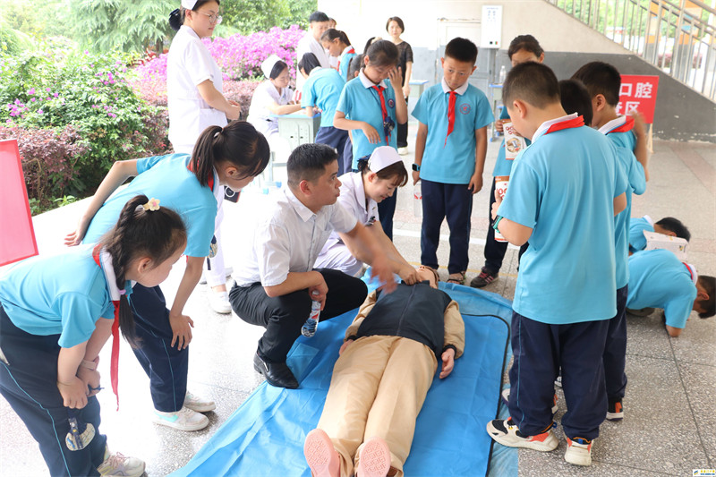 印江县中医到院实验小学开展中医文化进校园活动(图1) QQ图片20230530164422(1).jpg