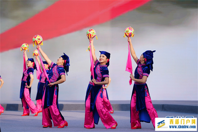 舞出健康新生活 全国广场舞总决赛在贵州榕江落幕(图2) 舞出健康新生活 全国广场舞总决赛在贵州榕江落幕(图2)
