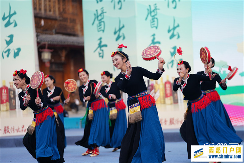 舞出健康新生活 全国广场舞总决赛在贵州榕江落幕(图4) 舞出健康新生活 全国广场舞总决赛在贵州榕江落幕(图4)