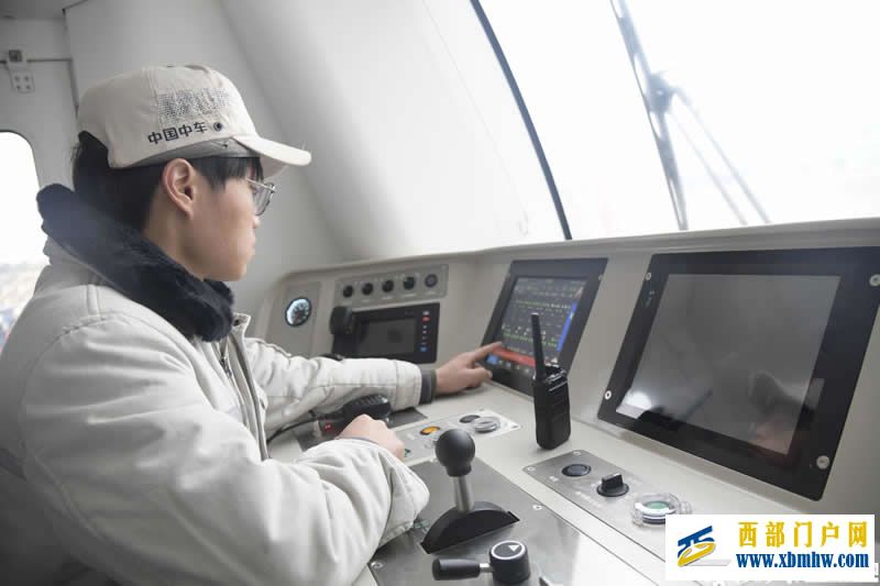 贵阳轨道S1线首列电客车亮相(图4) 4.jpg