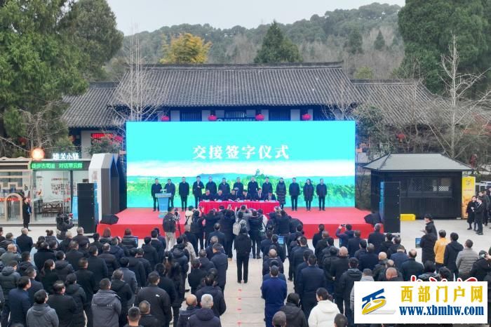 四川剑阁:镇党委书记离任“交树交印” 保护翠云廊古柏(图1) 四川剑阁:镇党委书记离任“交树交印” 保护翠云廊古柏(图1)