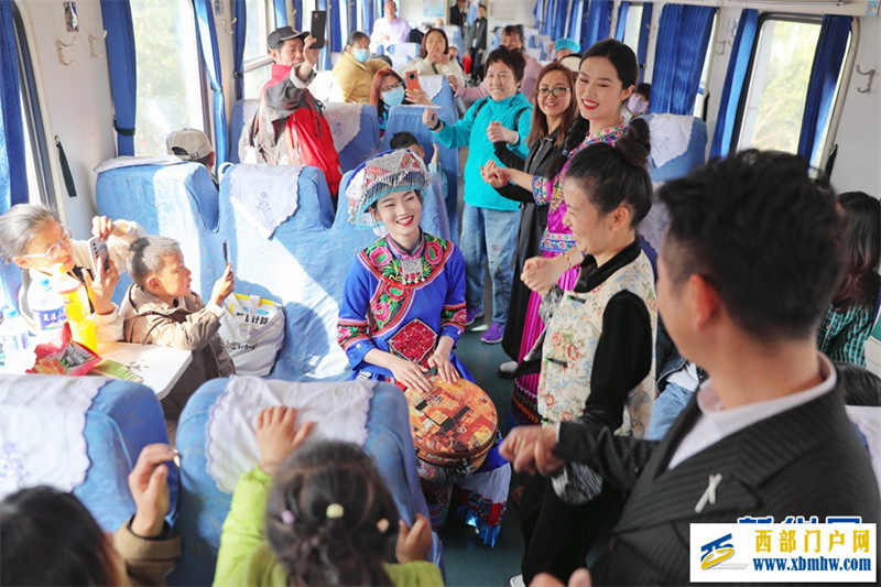 “赏花专列”开进云南罗平油菜花海(图5) “赏花专列”开进云南罗平油菜花海(图5)