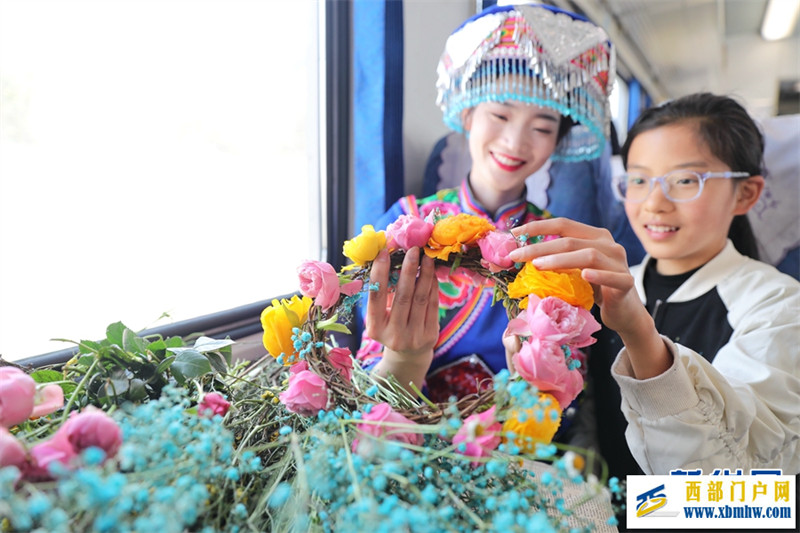 “赏花专列”开进云南罗平油菜花海(图9) “赏花专列”开进云南罗平油菜花海(图9)