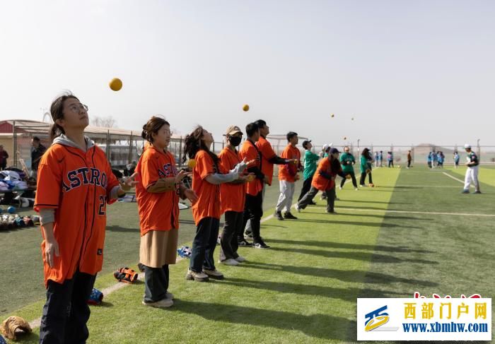 宁夏银川:青年体验棒球运动(图2) 宁夏银川:青年体验棒球运动(图2)