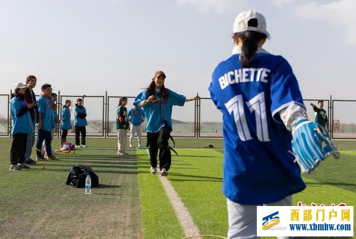 宁夏银川:青年体验棒球运动(图3) 宁夏银川:青年体验棒球运动(图3)