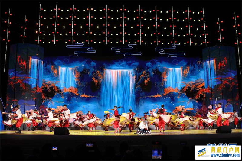 西藏林芝桃花节开幕:一起“桃”醉高原春天里(图2) 西藏林芝桃花节开幕:一起“桃”醉高原春天里(图2)