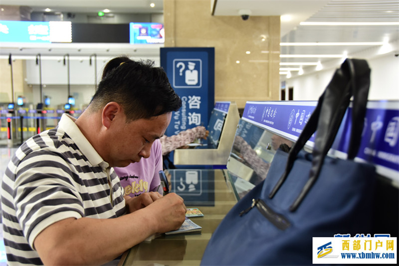 中越河口口岸跨境游持续火热(图3) 中越河口口岸跨境游持续火热(图3)