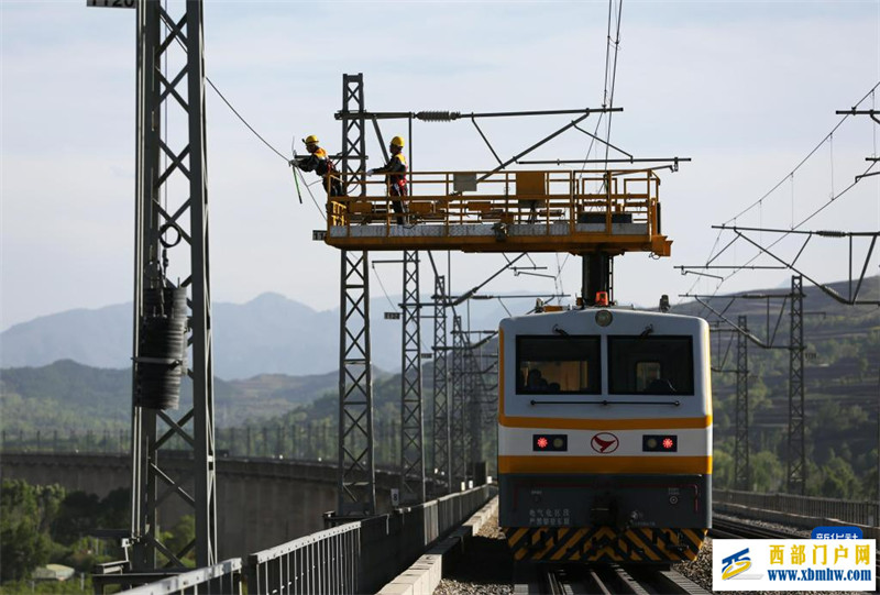 兰渝铁路甘肃段集中修加紧作业(图6) 兰渝铁路甘肃段集中修加紧作业(图6)