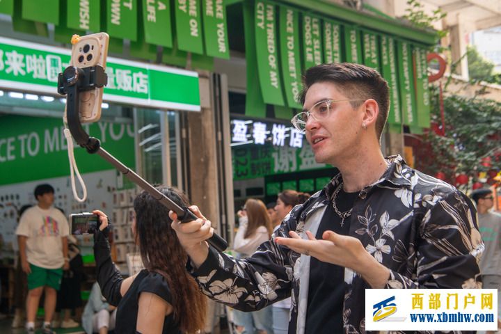 俄罗斯留学生探寻重庆“网红城市”的独特文化(图3) 俄罗斯留学生探寻重庆“网红城市”的独特文化(图3)