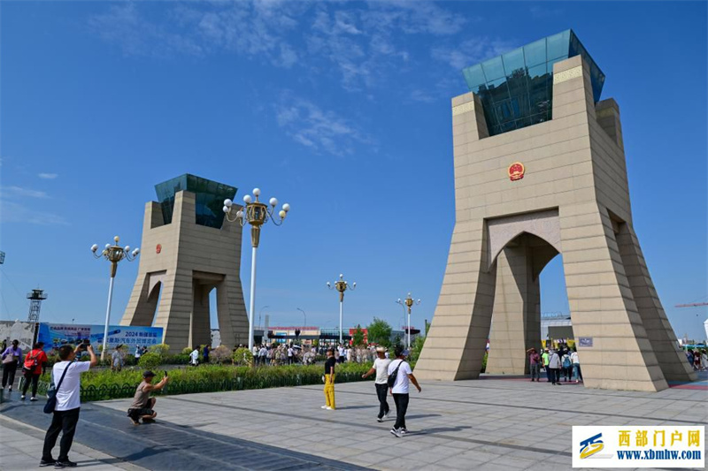 新疆霍尔果斯:跨境游、购物游火热(图3) 新疆霍尔果斯:跨境游、购物游火热(图3)