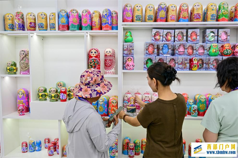 新疆霍尔果斯:跨境游、购物游火热(图8) 新疆霍尔果斯:跨境游、购物游火热(图8)