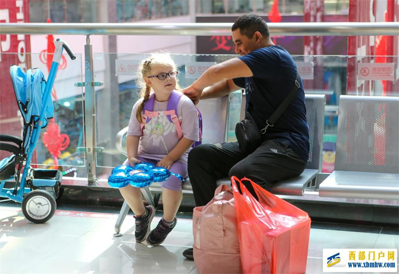 新疆霍尔果斯:跨境游、购物游火热(图10) 新疆霍尔果斯:跨境游、购物游火热(图10)