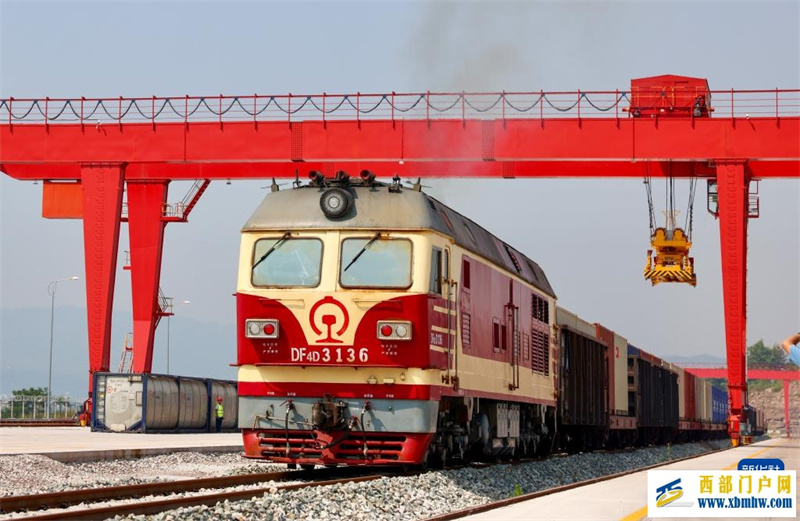 重庆涪陵龙头港“点到点”快速货物班列首发(图2) 重庆涪陵龙头港“点到点”快速货物班列首发(图2)