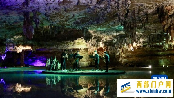 中外洞穴科学家对贵州双河洞开展联合科考(图2) 中外洞穴科学家对贵州双河洞开展联合科考(图2)