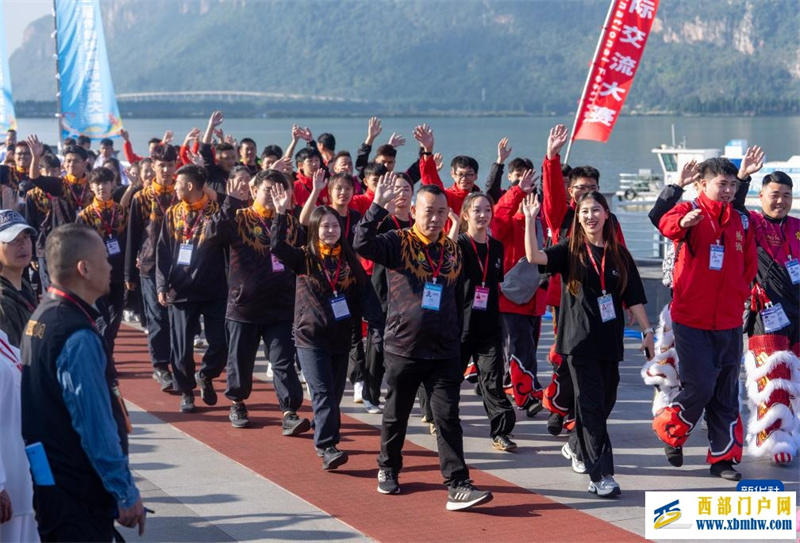 龙舞春城 情谊相连——马来西亚舞龙队的中国之旅(图1) 龙舞春城 情谊相连——马来西亚舞龙队的中国之旅(图1)