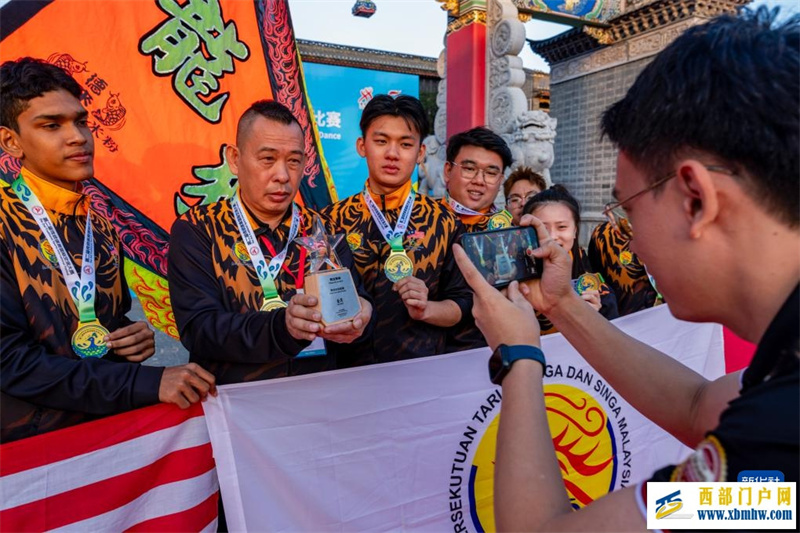 龙舞春城 情谊相连——马来西亚舞龙队的中国之旅(图2) 龙舞春城 情谊相连——马来西亚舞龙队的中国之旅(图2)