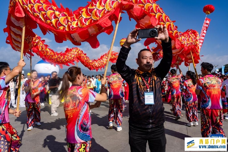 龙舞春城 情谊相连——马来西亚舞龙队的中国之旅(图3) 龙舞春城 情谊相连——马来西亚舞龙队的中国之旅(图3)