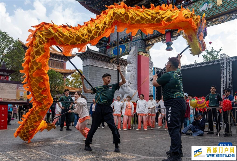 龙舞春城 情谊相连——马来西亚舞龙队的中国之旅(图4) 龙舞春城 情谊相连——马来西亚舞龙队的中国之旅(图4)