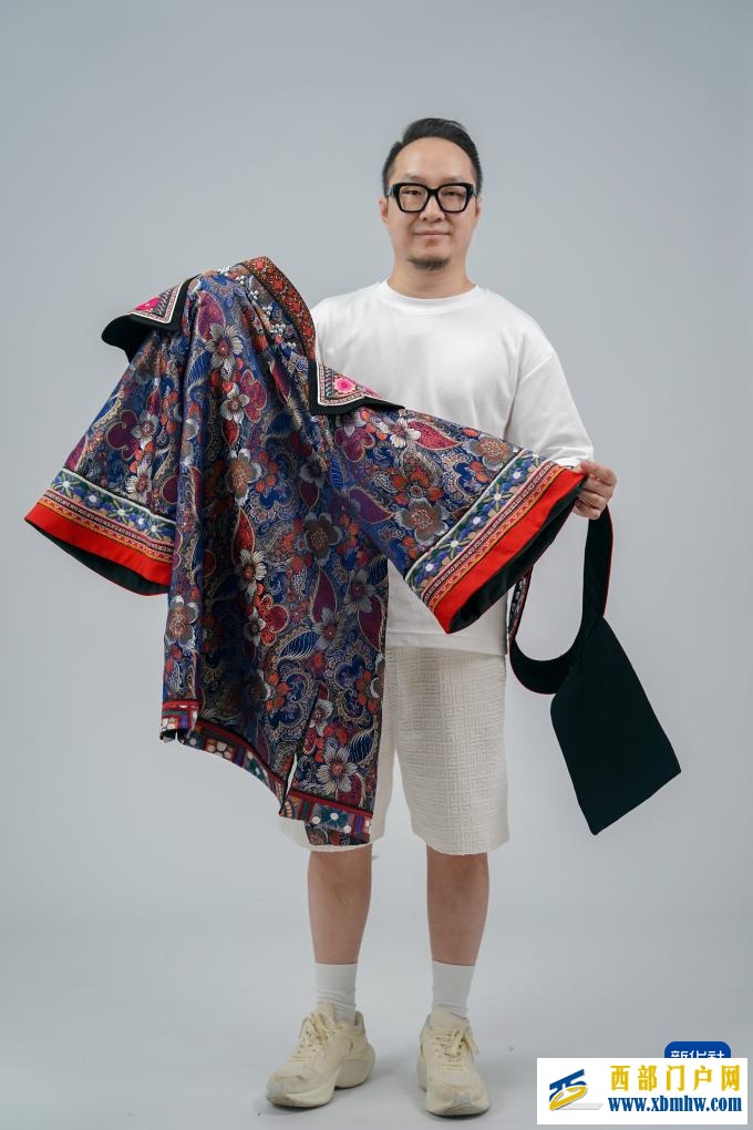 镜头连中外 | 楚雄彝绣“秀”巴黎(图9) 镜头连中外 | 楚雄彝绣“秀”巴黎(图9)