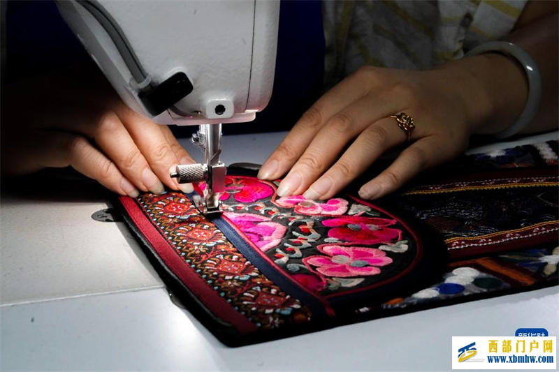 镜头连中外 | 楚雄彝绣“秀”巴黎(图12) 镜头连中外 | 楚雄彝绣“秀”巴黎(图12)