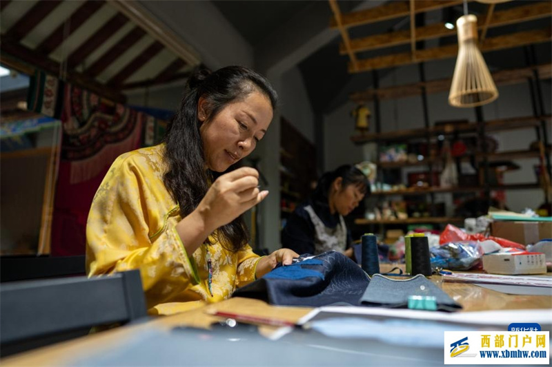 镜头连中外 | 楚雄彝绣“秀”巴黎(图14) 镜头连中外 | 楚雄彝绣“秀”巴黎(图14)