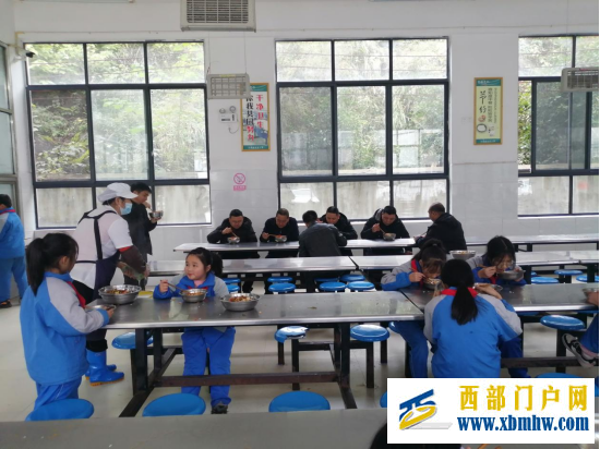 印江县政协副主席张安兵一行督导刀坝小学食品安全与膳食经费管理工作(图2) 2.png