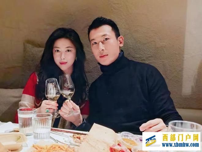 朱珠的冬至家宴照杀疯了,喝到脸红!小女儿穿着练功服满屋子打闹(图4) 朱珠的冬至家宴照杀疯了,喝到脸红!小女儿穿着练功服满屋子打闹(图4)