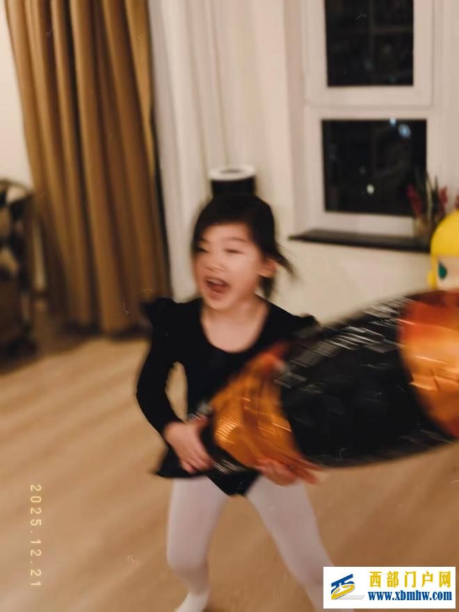 朱珠的冬至家宴照杀疯了,喝到脸红!小女儿穿着练功服满屋子打闹(图3) 朱珠的冬至家宴照杀疯了,喝到脸红!小女儿穿着练功服满屋子打闹(图3)