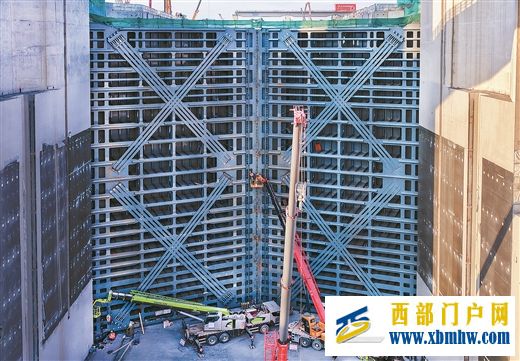 千吨巨门“锁”住毫末之缝(图1)