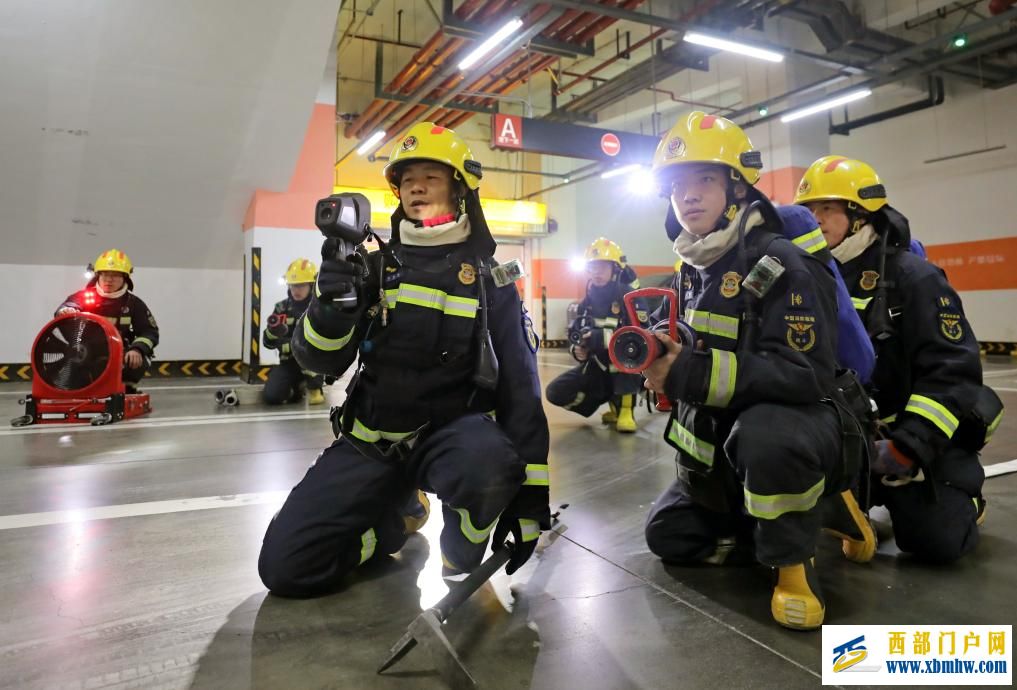 宁夏消防总队开展大型商业综合体灭火救援实战演练(图2) 宁夏消防总队开展大型商业综合体灭火救援实战演练(图2)