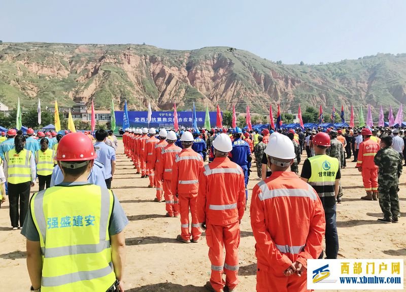 西部“能源大动脉”兰成渝管道泄漏着火应急演练圆满成功(图4) 国家管网集团西南管道兰州输油气分公司、昆明维抢修分公司参与抢险。石建强 摄影.jpg